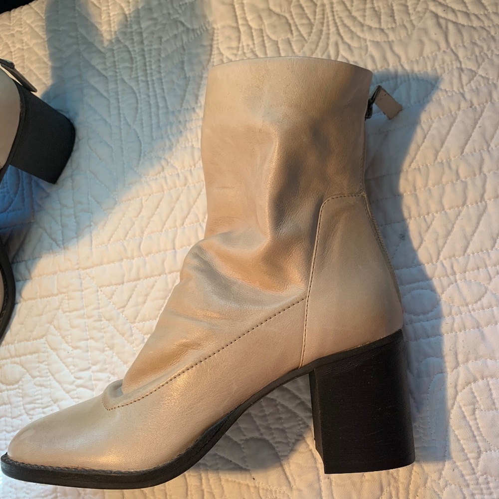 Chelsea & Violet cream vintage style bone cream colored women’s boot/bootie sz 8
